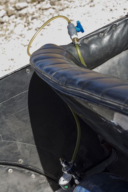 Instalación del sistema de oxígeno suplementario en el auto