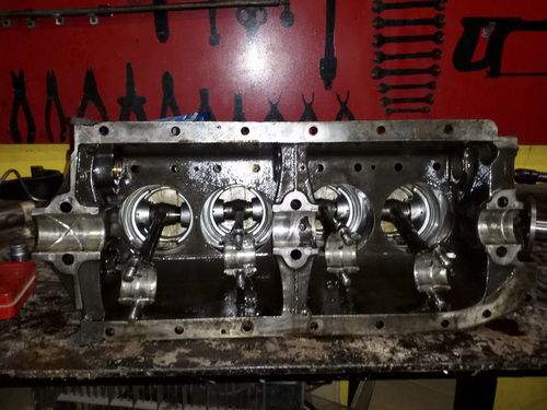 El motor desarmado, con la bancada que debió repararse tras el daño sufrido en Perú