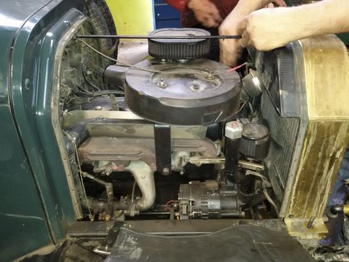 Los trabajos de reparación, ya con el motor de nuevo en el chasis